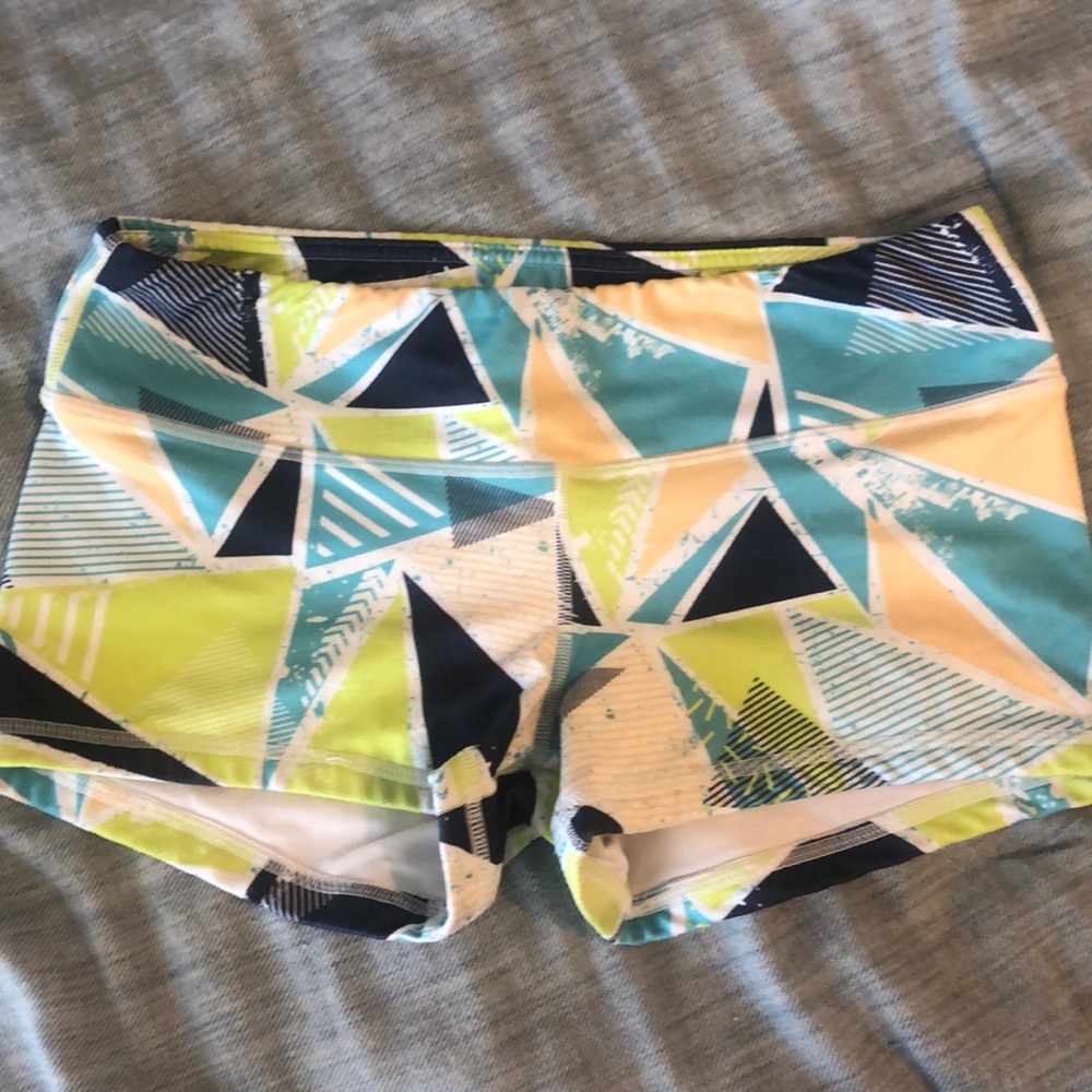 FLEO shorts, geometric pattern.